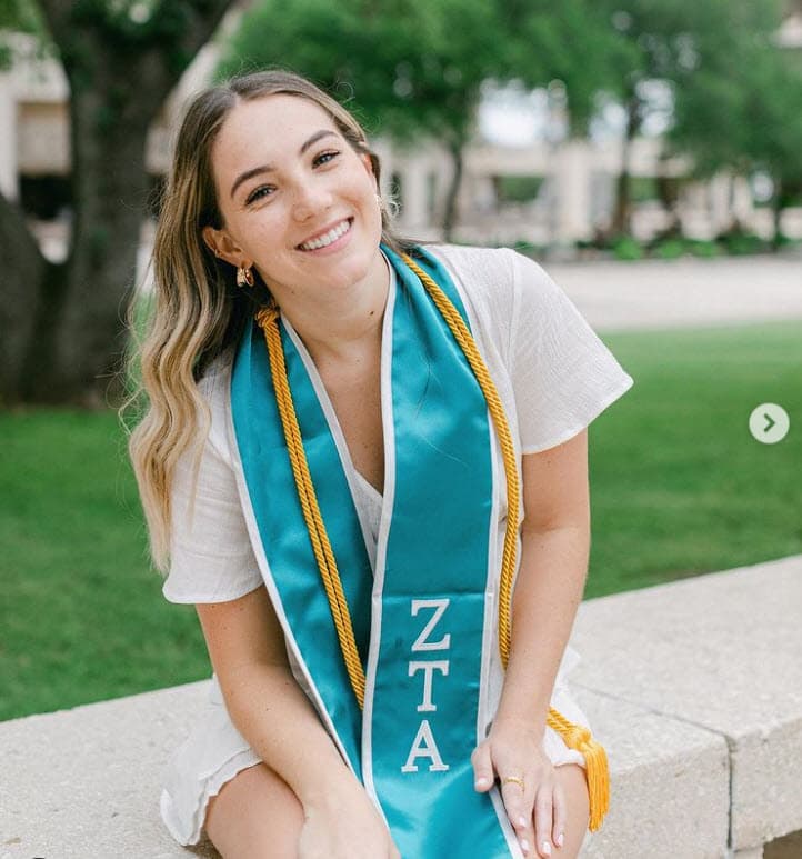 Confía en ella porque, además, dice que ha demostrado ser una joven responsable: "Ni está loca, ni es adicta, al contrario, está terminando con el mejor promedio la carrera de Ingeniería Civil [...] 
<b>una mujer brillante y libre</b>". 
<br>