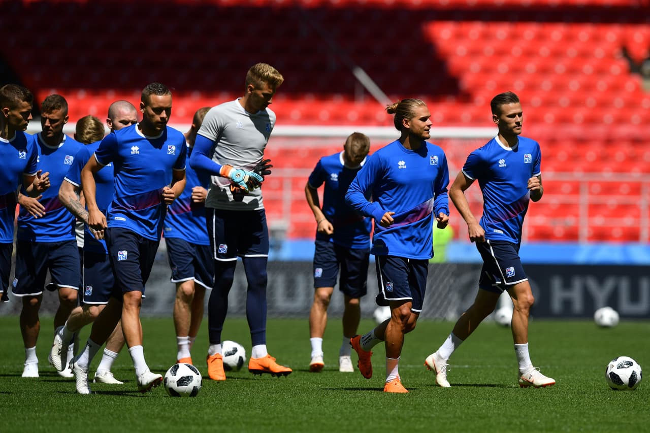 En total hay 120 futbolistas profesionales de Islandia, los 23 mejores hacen parte del equipo mundialista que clasificó de forma directa por la eliminatoria europea.
