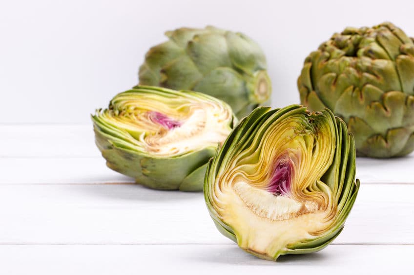 <b>Vegetales.</b> Especialmente las alcachofas, lechuga, puerros, cebollas, ajo y espárragos, son particularmente beneficiosos para el intestino ya que alimentan a las bacterias de nuestro intestino de forma saludable.