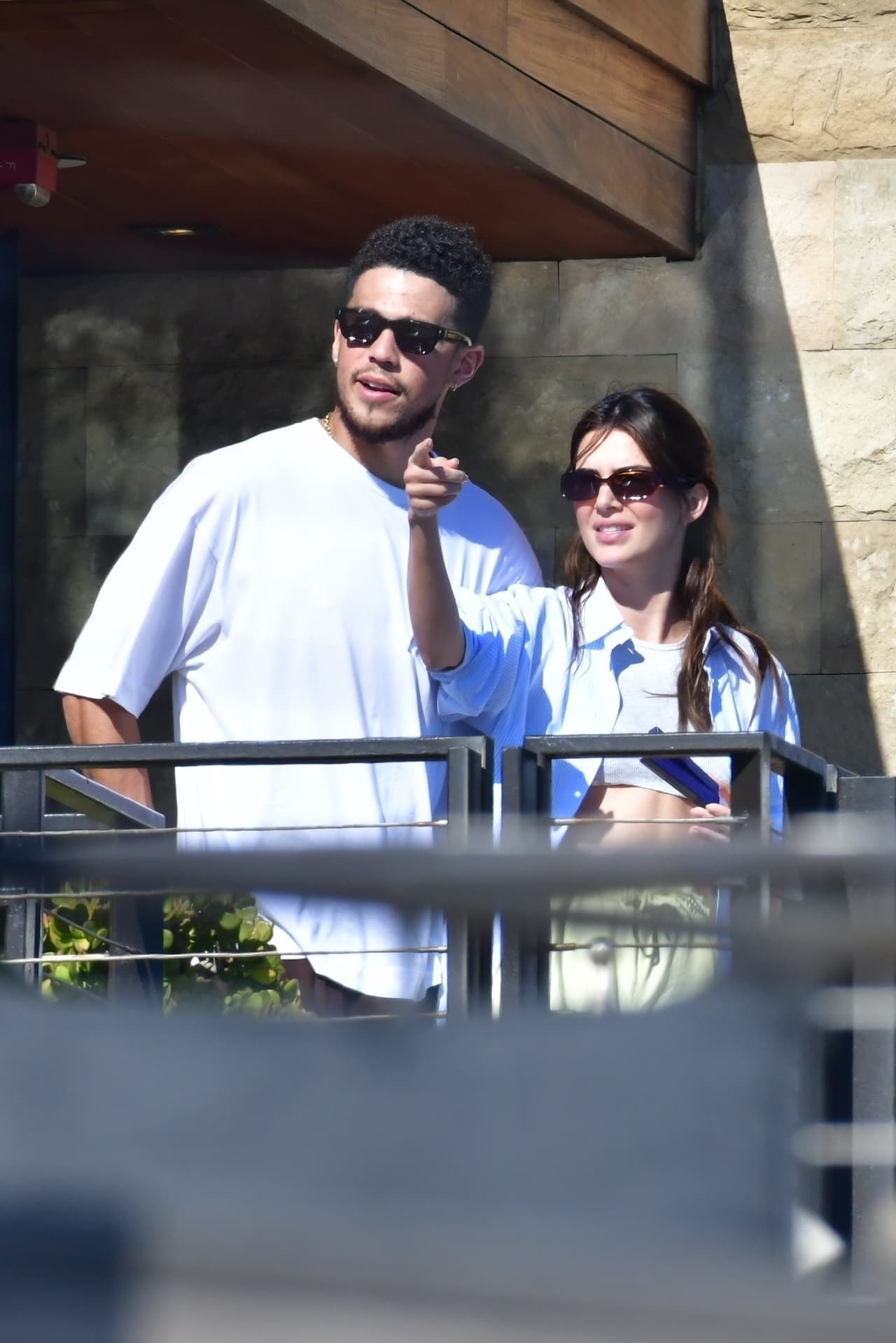 A tres días de que trascendiera la información, fueron vistos hablando y sonriendo afuera de Soho House en Malibú, lo que provocó sospechas de que nunca se separaron o que estaban reconciliándose.