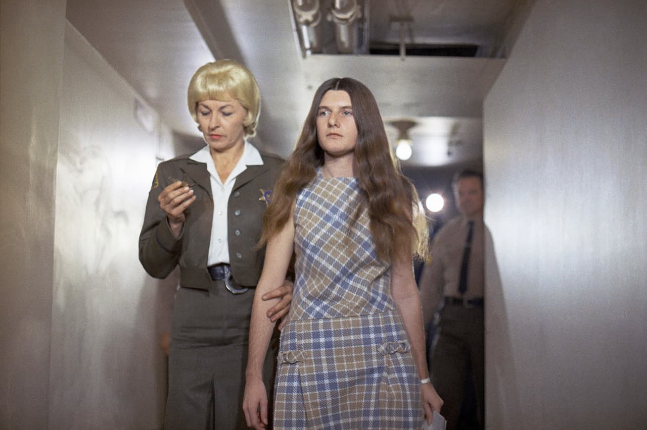 La seguidora de Charles Manson Patricia Krenwinkel en un traslado a la corte durante el juicio en 1970.