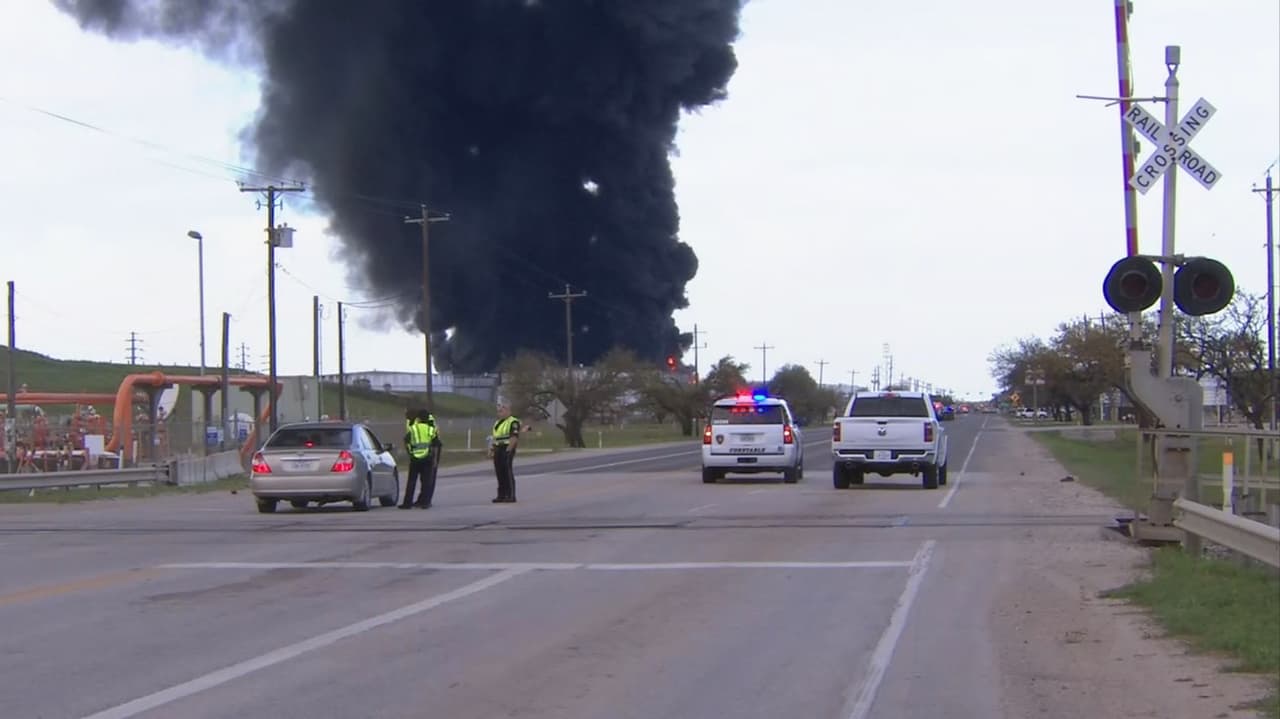 El gobernador de Texas, Greg Abbott, emitió una declaración el domingo en la tarde en la que informá que ordenó que todos los recursos estatales estén disponibles para los oficiales locales y de la industria.