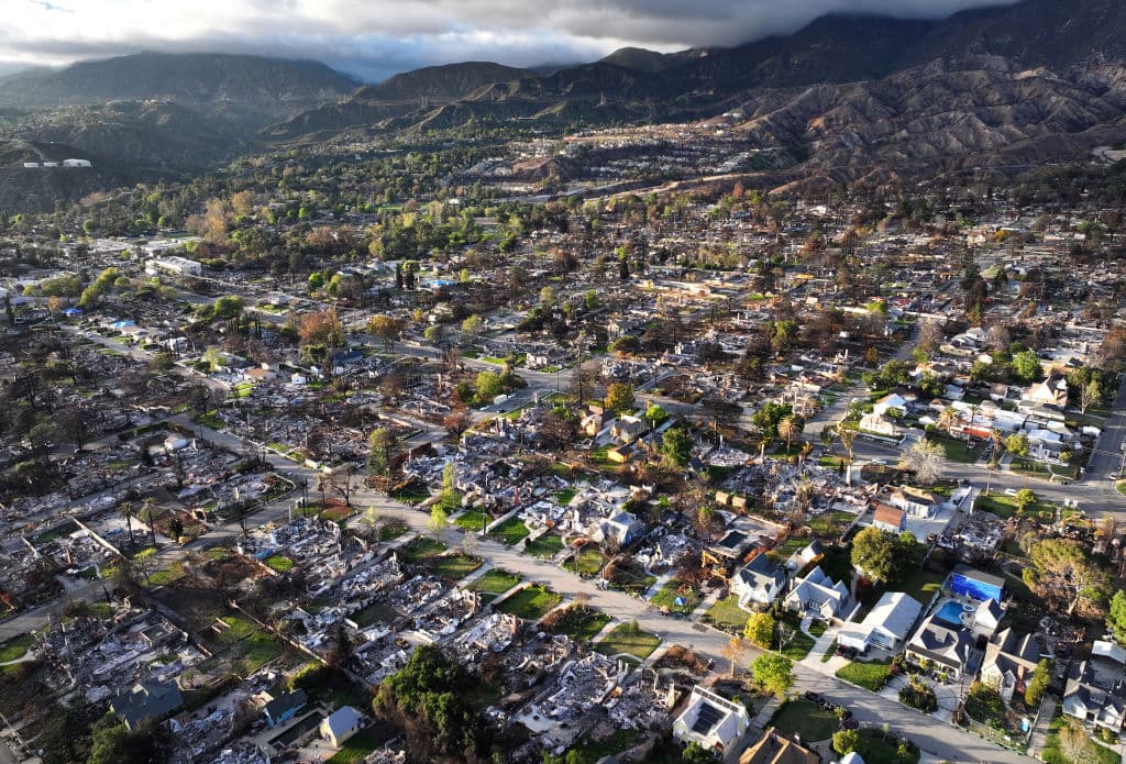 Las propiedades más cercanas a la montaña quedaron 
<b><a href="https://www.univision.com/local/los-angeles-kmex/zonas-incendio-los-angeles-enfrentan-amenaza-deslizamientos-tierra-proximas-lluvias" target="_blank">vulnerables a deslizamientos de tierra</a></b>, en caso de fuertes lluvias.