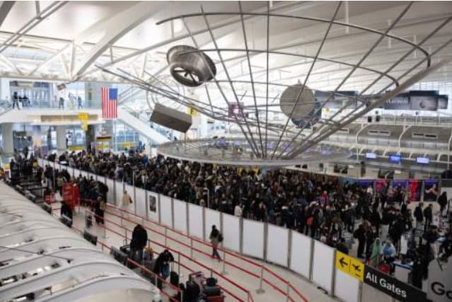 TMZ ahora apunta al Congreso: exhibe a políticos de vacaciones en pleno cierre histórico del gobierno de EE.UU.