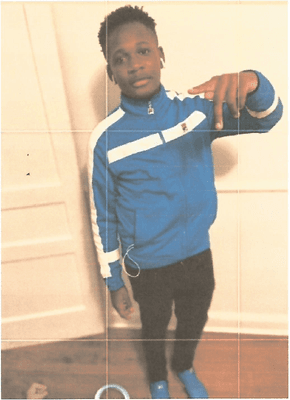 <h3 class="cms-H3-H3">K-ron Surratt </h3>
<br>
<br>En la madrugada del pasado 5 de septiembre de 2020, residentes de Emporia, Virginia, se despertaron debido al sonido de varios disparos de arma de fuego. Cuando las autoridades arribaron al lugar, encontraron a este niño de 14 años
<b> <a href="https://www.fbi.gov/wanted/seeking-info/k-ron-surratt" target="_blank">con varios disparos en su cuerpo y sin vida. </a></b>
<br>
<br>La agencia indica que el Departamento de Policía de Emporia está al tanto de los conflictos entre pandillas en la zona, mismos que han suscitado varios tiroteos. Sin embargo, han dejado claro que K-Ron no estaría involucrado en este tipo de actividades sino más bien
<b> creen que fue víctima de un disparo perdido de uno de estos sucesos. </b>
<br>
<br>Las primeras investigaciones 
<b>han apuntado a un hombre negro</b>, de aproximadamente 25 años, como probable involucrado. 
<br>
<br>El FBI está ofreciendo 
<b>una recompensa de hasta 10,000 dólares</b> por información que conduzca al arresto y condena de las personas responsables de este asesinato. 
<br>