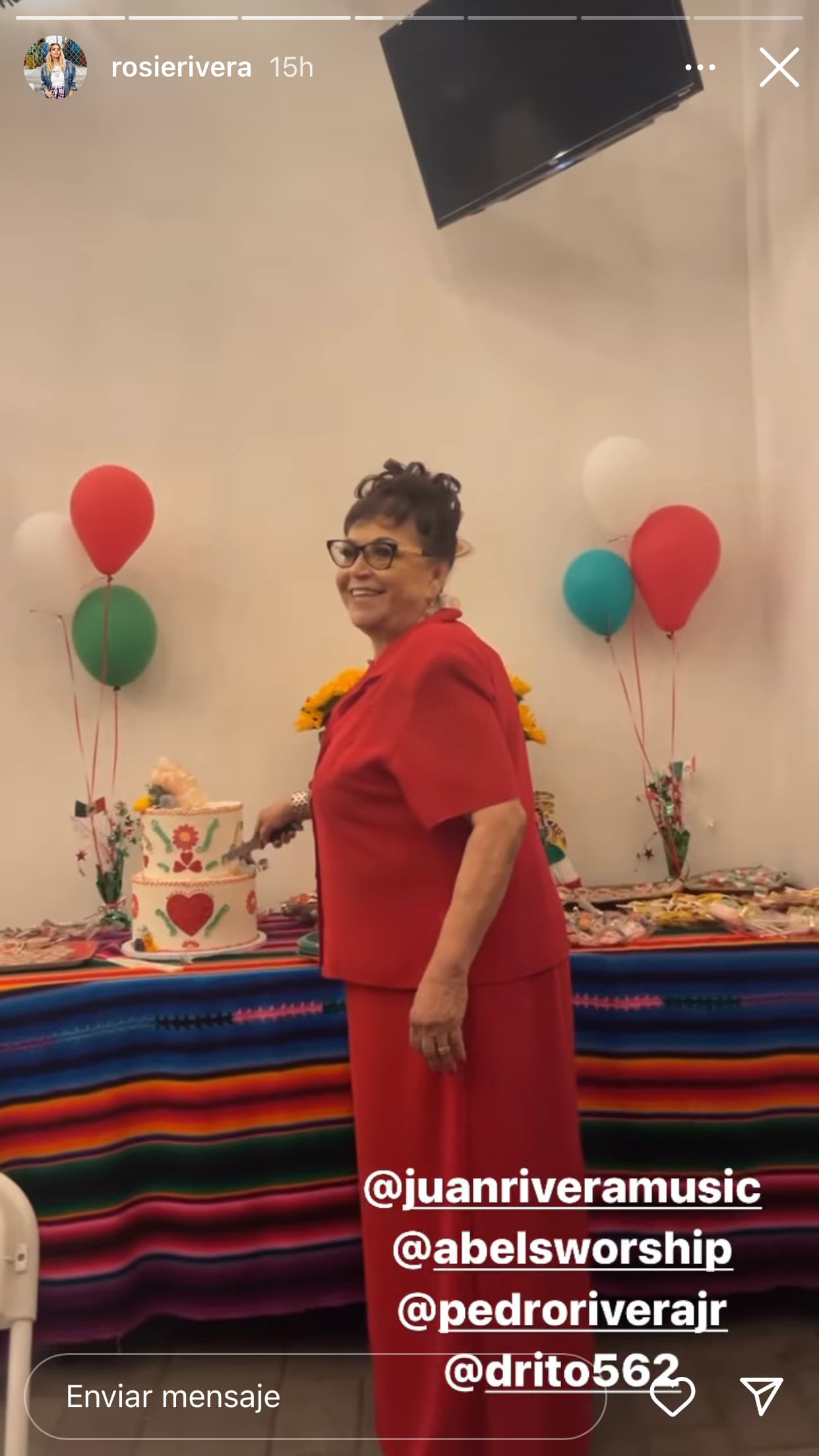 Por ejemplo, Rosie y Juan Rivera, quienes también están distanciados de Lupillo y sus sobrinos, colgaron imágenes de la fiesta que se le realizó a su madre este sábado 16 de abril.
<br>