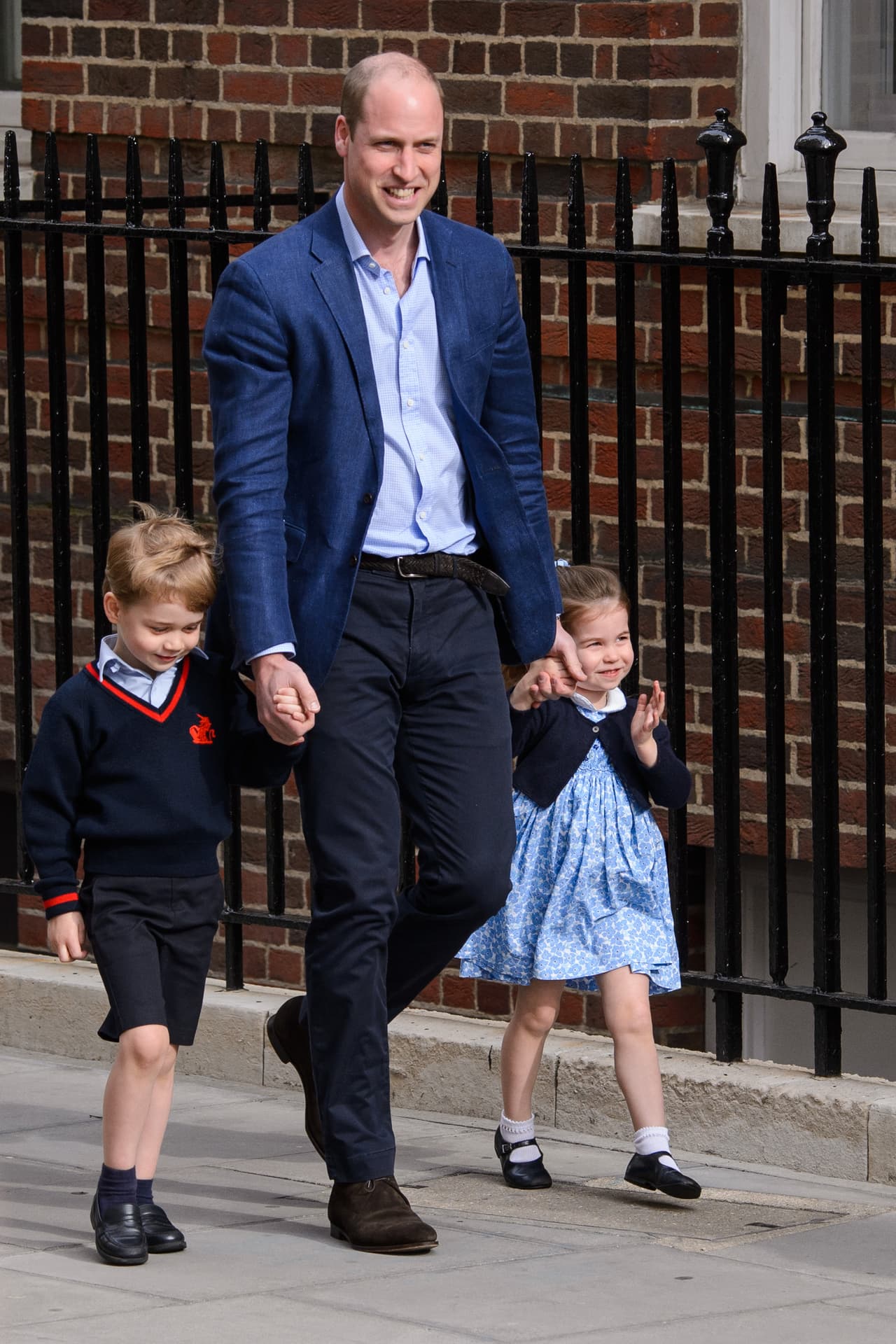 ¿La razón? Un asunto de privacidad. Para los Cambridge, el que sus hijos aparezcan en imágenes tomadas de paparazzi es un gran problema. Por eso el palacio de Kensington lanzó un comunicado en agosto 2015 buscando evitar esas imágenes. Aquí el príncipe William llegando al hospital con sus hijos para el nacimiento del pequeño Louis.