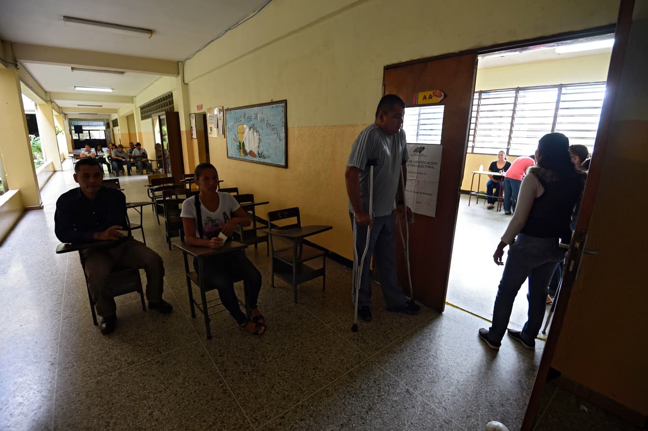 A pesar que el gobierno prohibió las manifestaciones públicas, en varias zonas del país los opositores han salido a las calles a protestar, mientras los partidarios del gobierno asisten a los centros electorales.