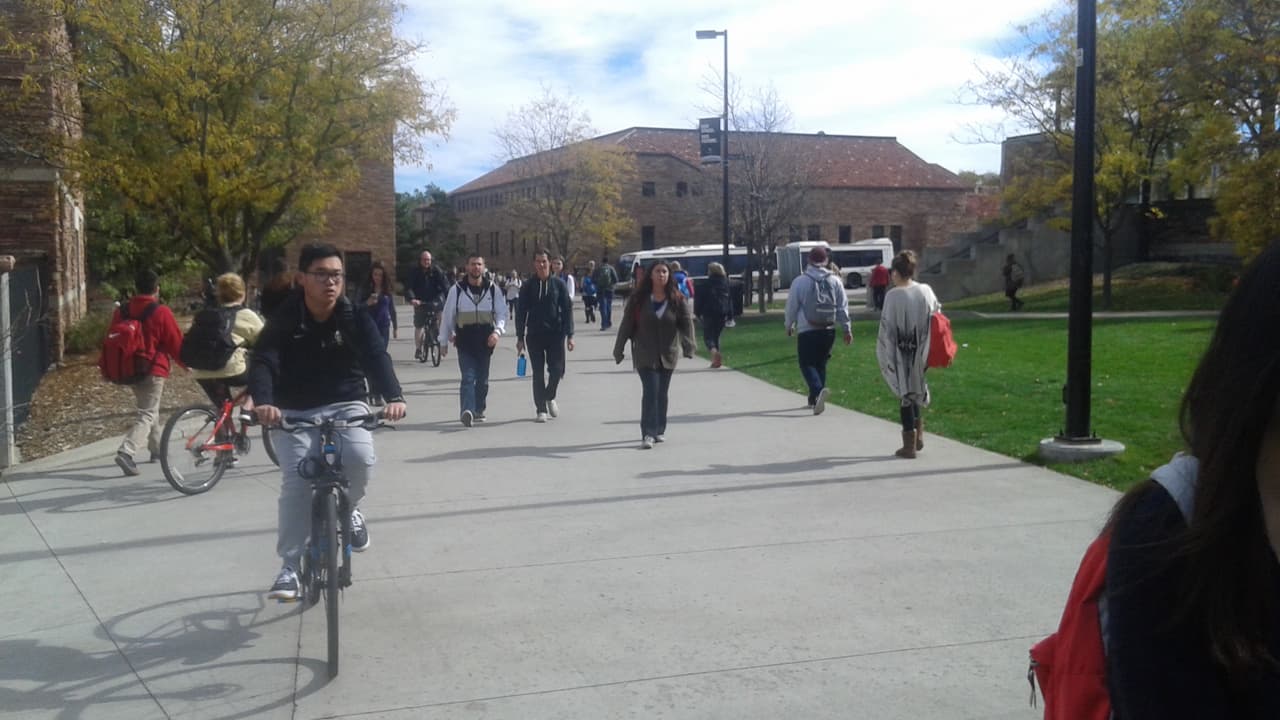 Estudiantes en el campus de la Universidad de Colorado en Boulder