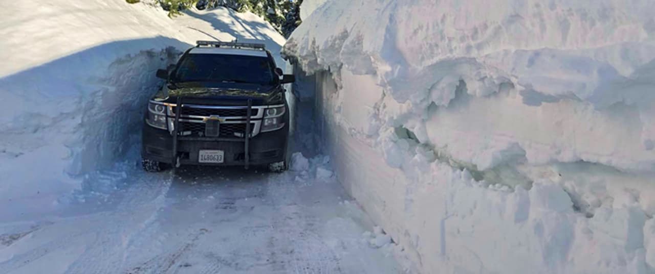 La División Truckee de la Patrulla de Caminos de California muestra un vehículo de patrulla que navega por un tramo de la Interestatal 80 en el área Donner Pass de Sierra Nevada, al oeste de Truckee, California, que permaneció cerrada la mañana del miércoles 27 de febrero de 2019.