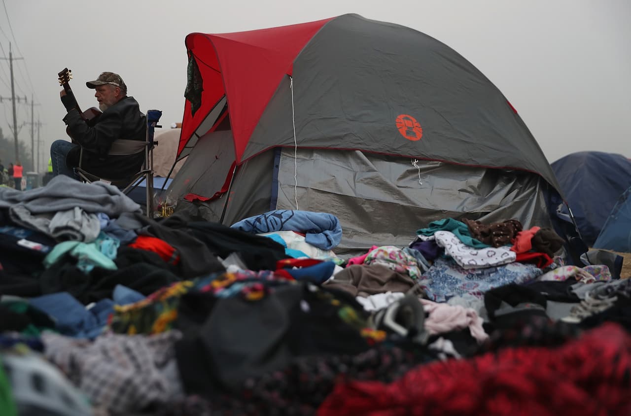 La zona devastada por el Camp Fire está completamente aislada por las autoridades que continúan la búsqueda de víctimas. Algunos como Kelly Boyer, en la fotografía, intentan pasar el tiempo lo mejor posible en el campamento de Chico.