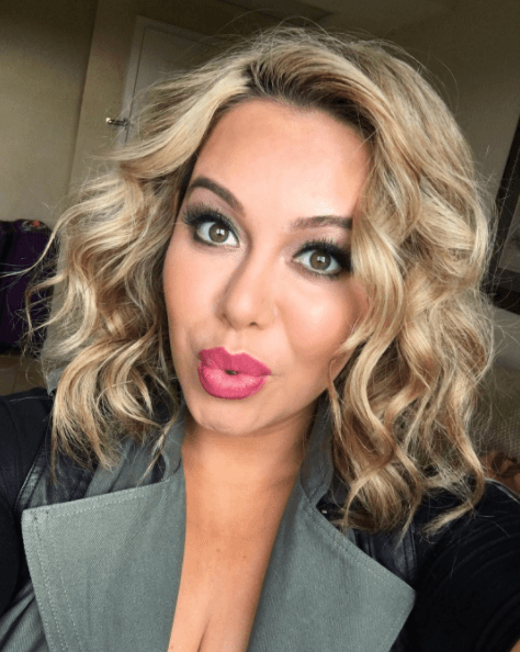 Al preguntarle a Johana si ella está preparando el verdadero vestido o vestidos de novia para la boda de Chiquis Rivera, así contestó: “Eso deberían de preguntarle a Chiquis, ella es una buena amiga mía y no importa el vestido que escoja”.