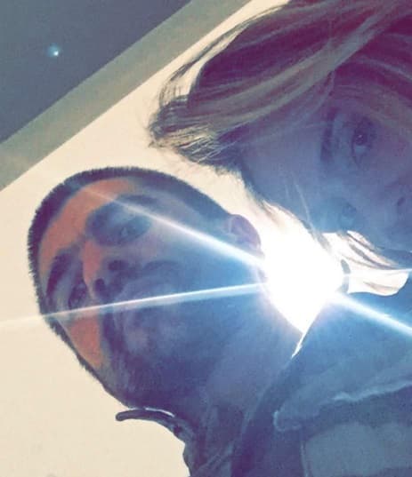 ¿Quién anda aquí? Es Juanes y su esposa, que se divierten juntos antes de Premio Lo Nuestro.