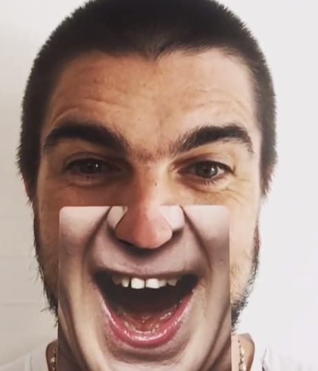 El que tampoco para de reír es Juanes.