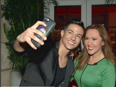 Su carisma y talento lo convierten en un ídolo.