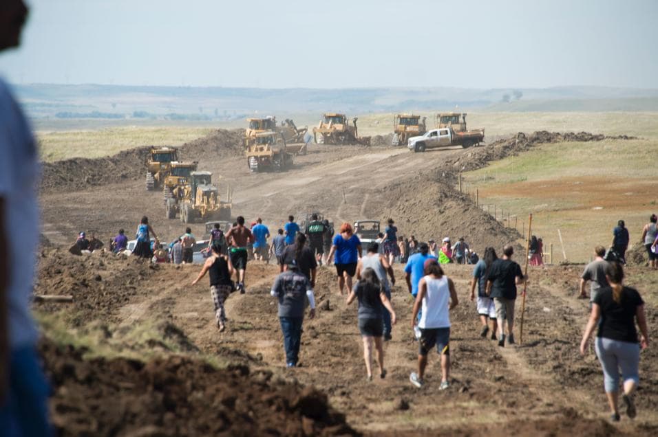<b>24 de enero. </b>Donald Trump se califica de ambientalista el mismo día que revive la construcción de dos enormes oleoductos. Se llaman el Keystone XL y Dakota y ambos habían sido paralizados por Obama al considerar que tienen un alto impacto ambiental y cultural, pues pasan por tierras sagradas de los nativos. El nuevo mandatario asegura que generarán empleo, pero los ambientalistas le reclaman que el riesgo de daños a la naturaleza por sus construcciones es muy alto en zonas donde el país debe resguardar el patrimonio histórico de pueblos nativos y hay nacientes de agua potable que sirven hasta a 17 millones de personas. Más información aquí http://uni.vi/yX2n30dWw8v.