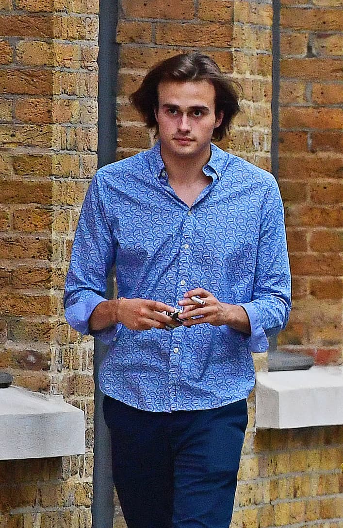 Además es amante del golf y representó a su escuela en este deporte.