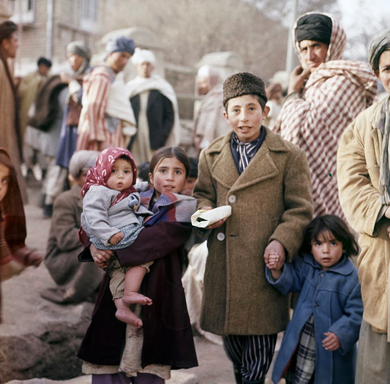 En las décadas de 1950 y 1960, algunos de los mayores avances se dieron hacia un estilo de vida más liberal y occidentalizado, mientras se intentaba mantener el respeto por las tradiciones tribales.
<br>
<br>En la fotografía residentes de Kabul, en 1961.
<br>