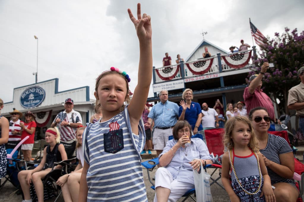 Sin importar las edades, grandes y pequeños, ocuparon los mejores lugares en las calles, para disfrutar del evento.
<br>