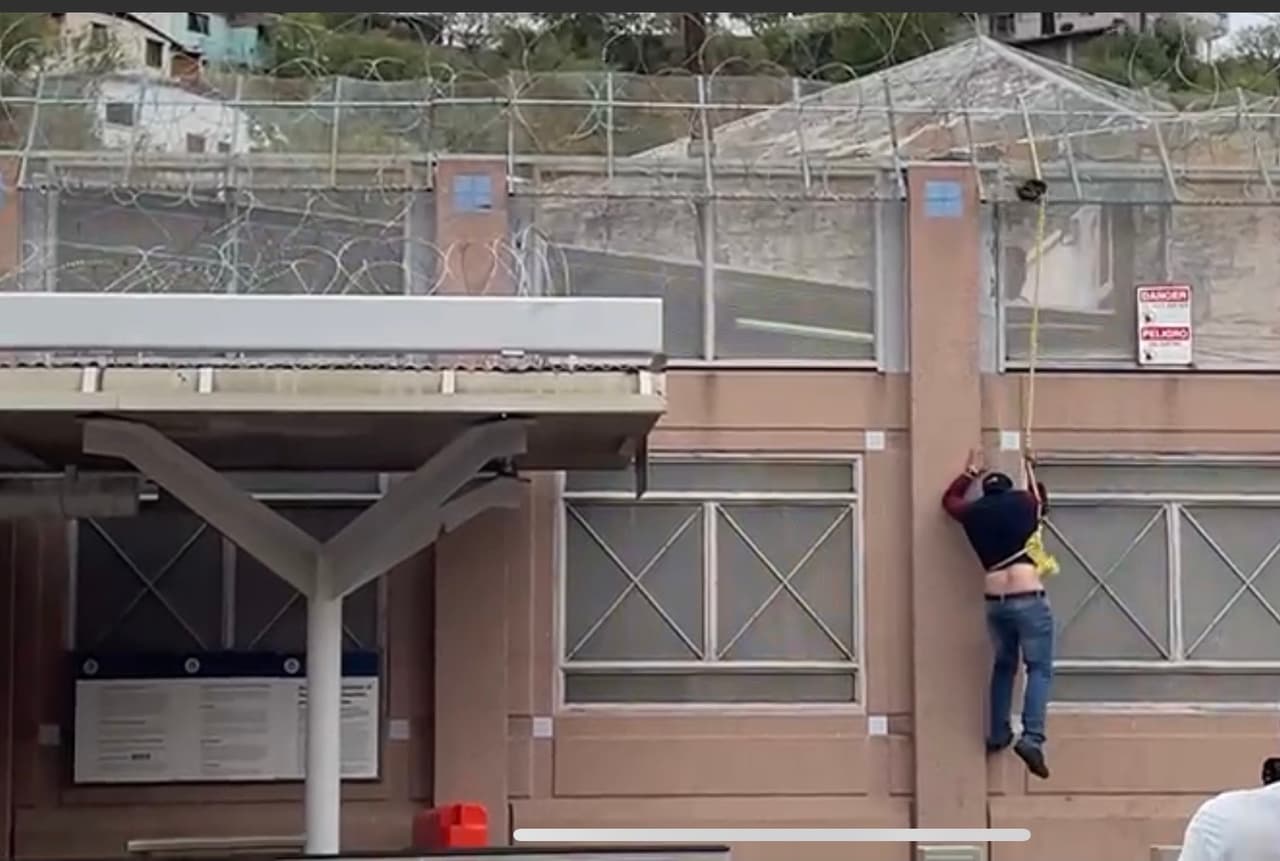 "Solo soy el cruzador": el relato del hombre que ayuda a migrantes a saltar el muro fronterizo en Arizona