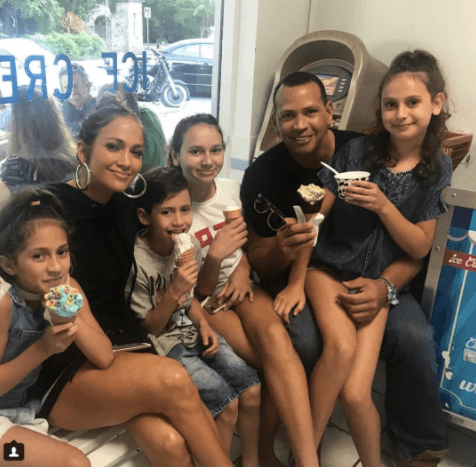 A varios fans de Alex Rodríguez y Jennifer López les llamó la atención cuando vieron esta foto y notaron que todos comían mantecado, menos ella.