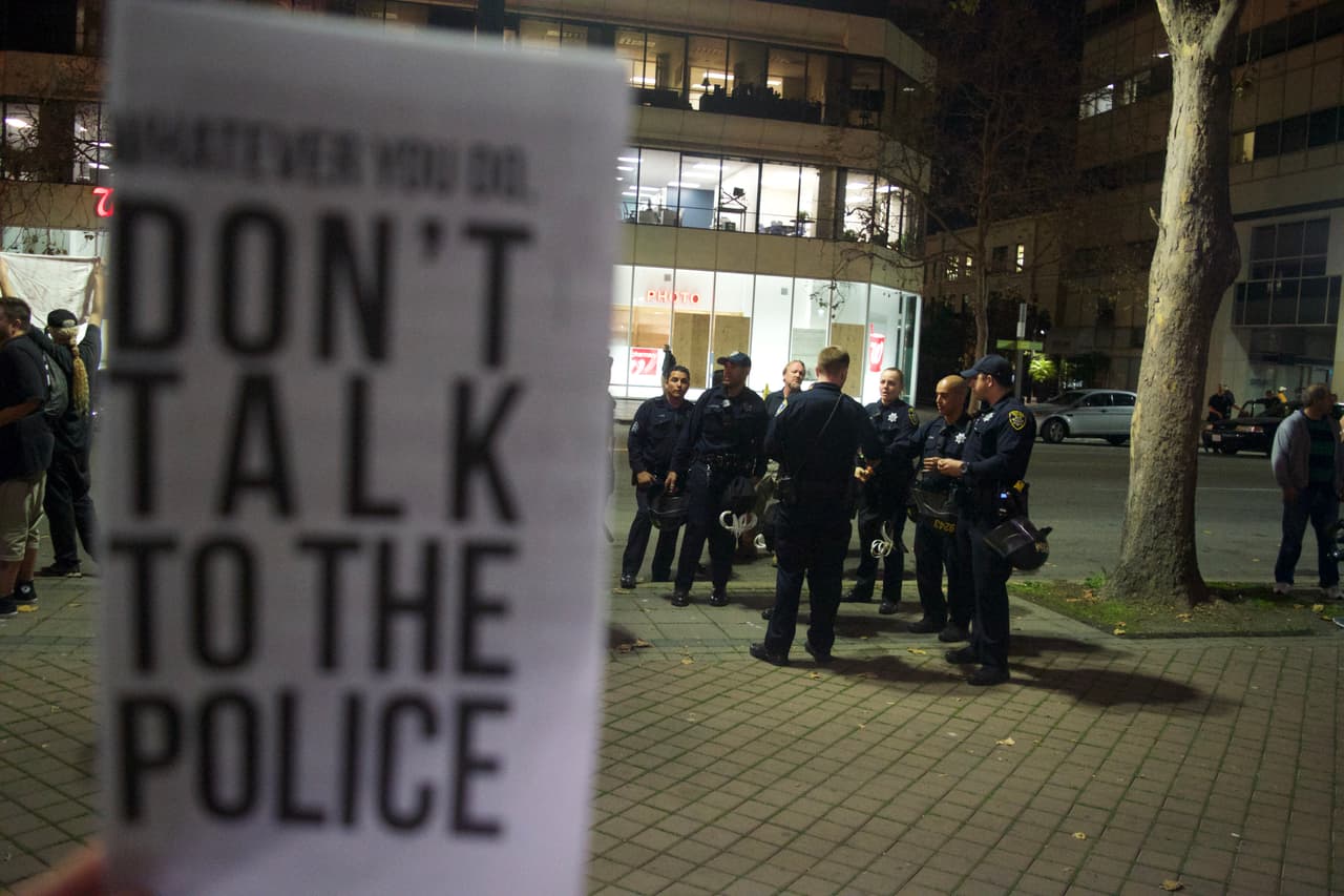Un grupo anti-represión reparte estos volantes previniendo a los manifestantes no enfrentarse con la Policía. Los uniformados permanecieron detrás de los protestantes sin interferir con ellos hasta que la marcha comenzó por las calles de Oakland.