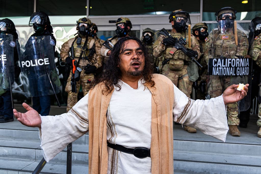 Otros manifestantes convocan a oraciones por justicia y paz ante los soldados de la Guardia Nacional y los policías locales que 
<b>han arrestado a más de 200 personas en los primeros cinco días de protestas</b> en Los Ángeles, California.