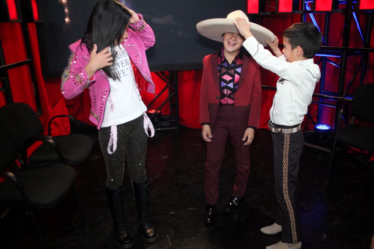 Adilene, Rafa y Kevin jugando con el sombrero de charro.