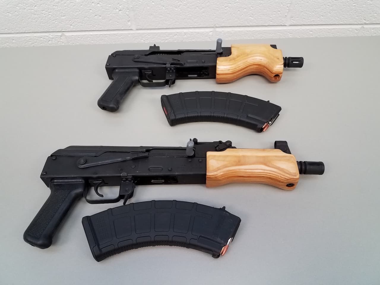 Las autoridades indicaron que estas armas tienen la capacidad de perforar chalecos diseñados para detener balas.