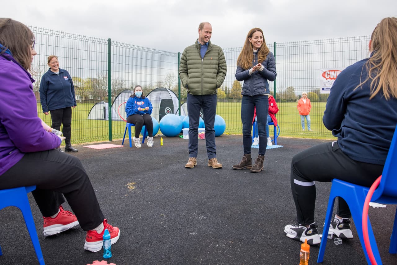 Ahí, el príncipe William 
<b><a href="https://www.univision.com/famosos/william-harry-kate-middleton-juntos-funeral-duque-de-edimburgo-fotos" target="_blank">habló sobre su fallecido abuelo</a></b>, el duque de Edimburgo. Lo hizo con dos ganadores de los Premios de Oro que impulsó y llevaban el nombre del príncipe Philip. 
<br>