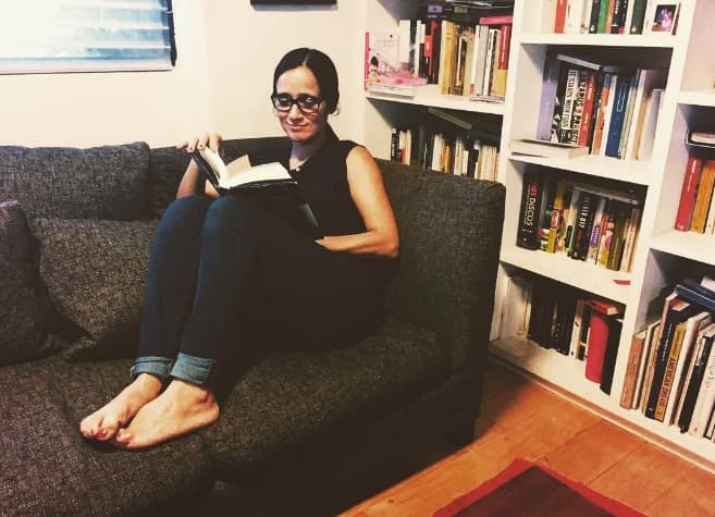 Claro, Julieta es adicta a la lectura. En su casa de México tiene muchos libros y disfruta leyendo todas las historias que se le crucen por los ojos. ¿Te gusta leer? Entonces te pareces a esta nominada en la categoría Álbum del Año.