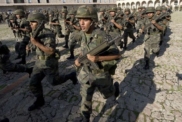 Calderón asumió en diciembre de 2006 y ese mismo mes sacó de sus cuarteles a miles de militares que desplegó por los lugares más violentos del país, especialmente en la frontera con Estados Unidos.