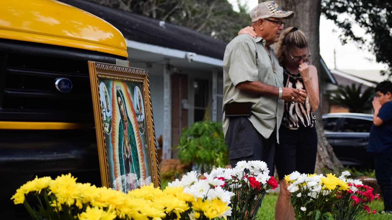 Velas y flores han sido colocadas frente a la casa donde fueron 
<b><a href="https://www.univision.com/local/houston-kxln/autoridades-investigan-el-hallazgo-de-cuatro-cuerpos-de-una-familia-hispana-en-una-casa-al-suroeste-de-houston-video">hallados los cuerpos</a></b> de dos adultos y dos niños.