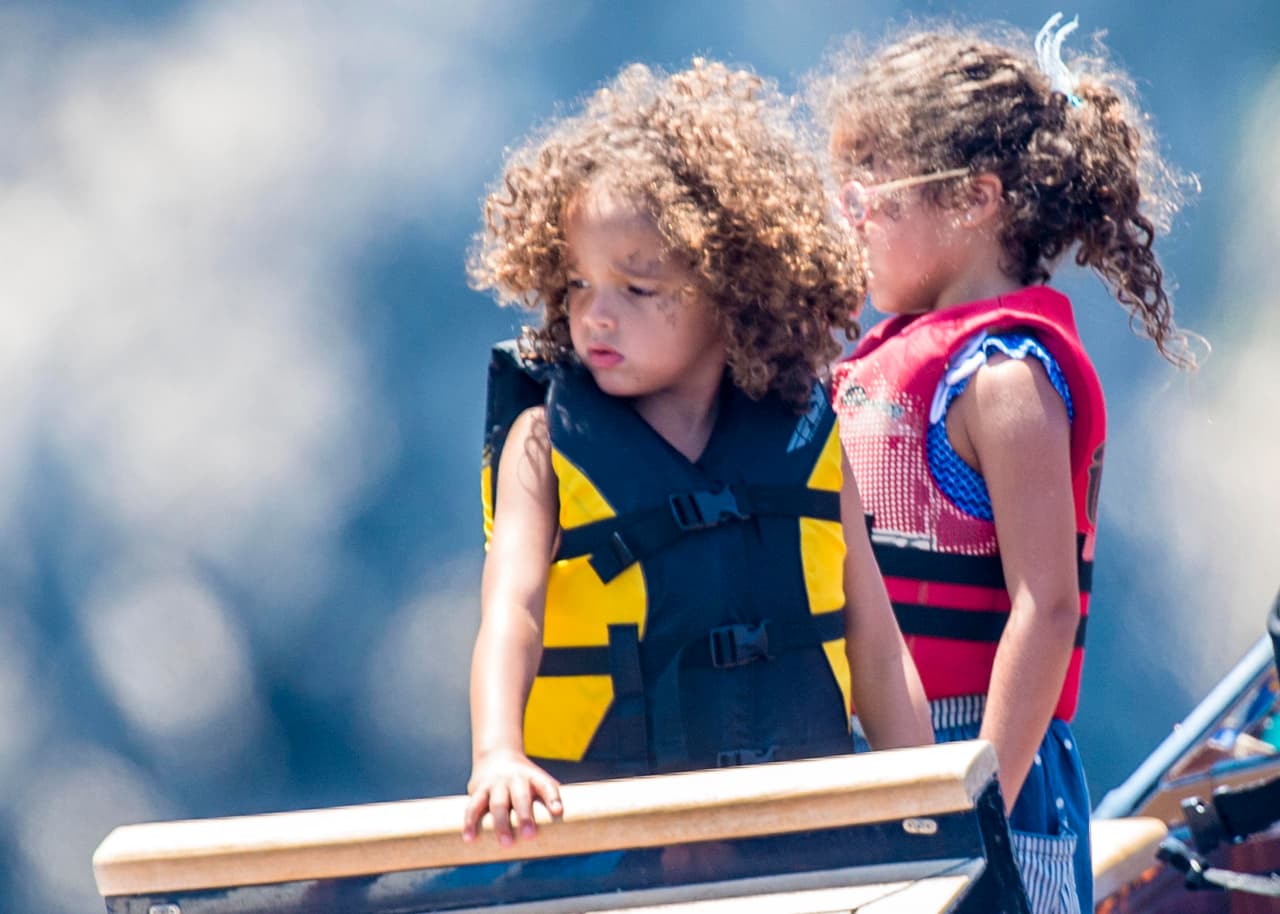 Sus peques, Monroe y Moroccan, disfrutaron del paseo con sus chalecos salvavidas bien puestos.