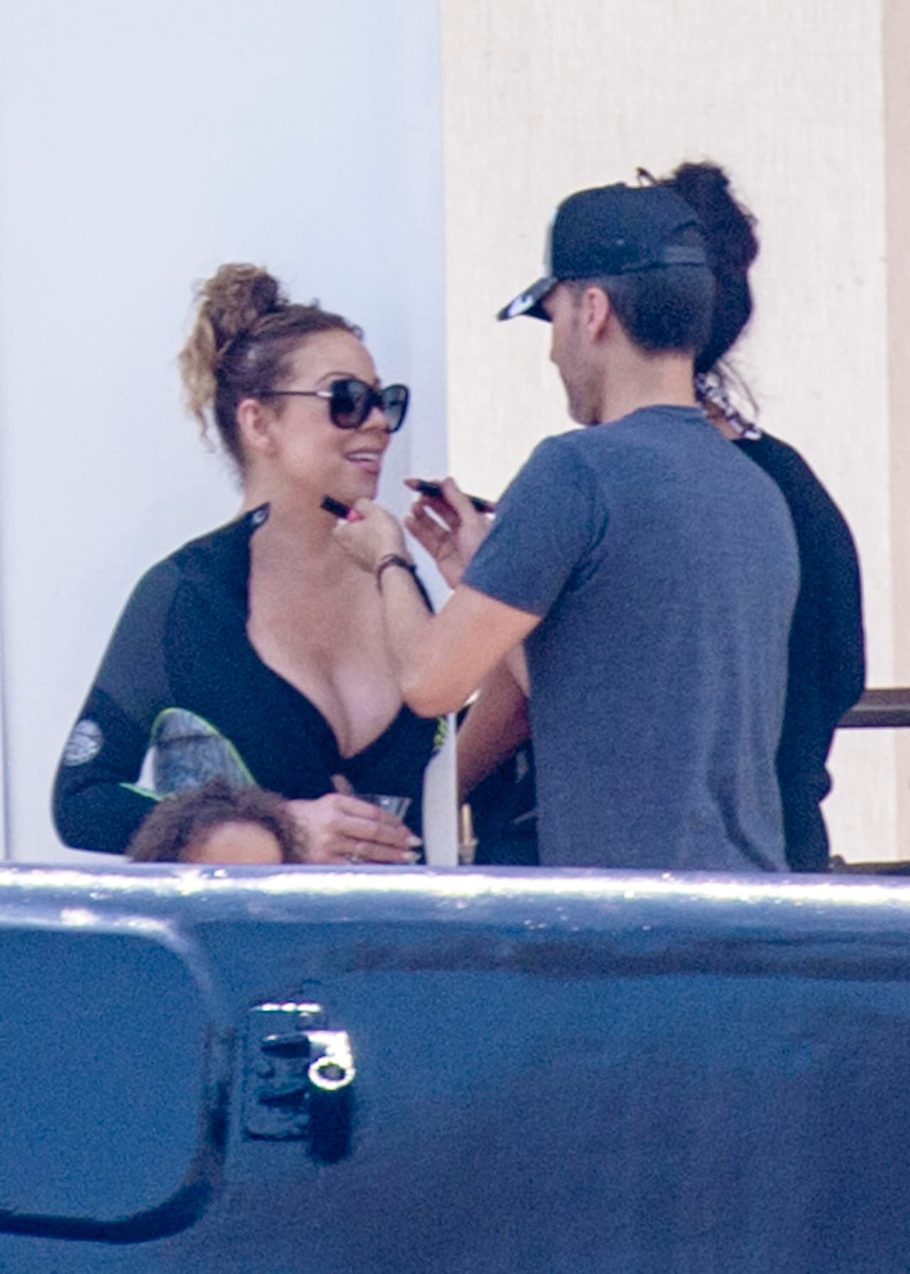 En el paseo iban su maquillista y estilista.