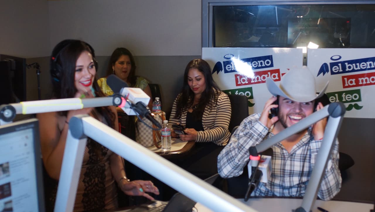 Carla Medrano enamoró a Gerardo Ortiz durante la entrevista del artista con 'El Bueno, La Mala y El Feo'.