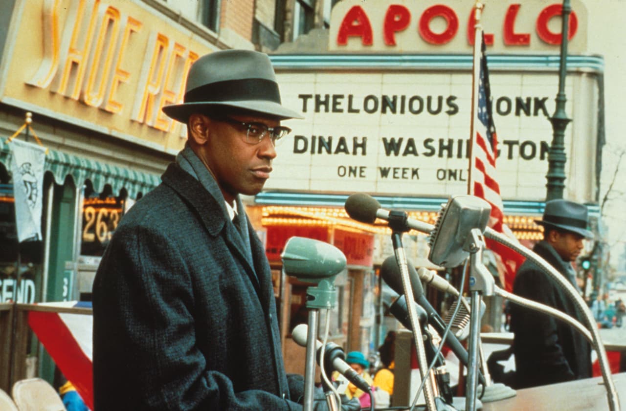 <b>‘Malcolm X’</b>
<br>En la película de 1992 hay una escena en la que el protagonista pide “que alguien llame al 911” cuando se incendia su hogar. Sin embargo, este personaje histórico fue asesinado en 1965, mientras que la línea de emergencia se creó hasta 1968.
