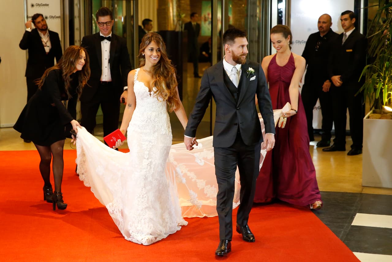 Los protagonistas de la noche aparecieron, ya convertidos en marido y mujer, en la alfombra roja para saludar a la multitud que se había convocado en el venue donde se celebró la ceremonia.