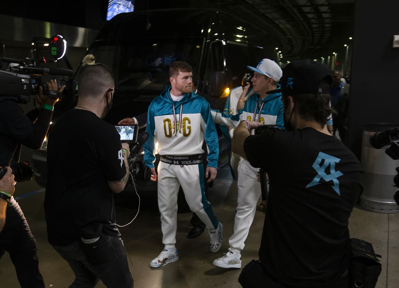 Saúl 'Canelo' Álvarez le dio una tunda al peleador británico, le cerró por completo un ojo y provocó que ya no saliera al noveno round después del castigo que recibió en 8 asaltos dominados por el mexicano.