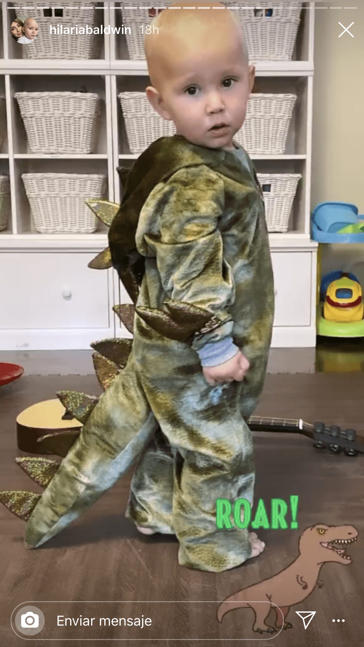 A Romeo Baldwin, de 1 año, lo disfrazaron de dinosaurio.