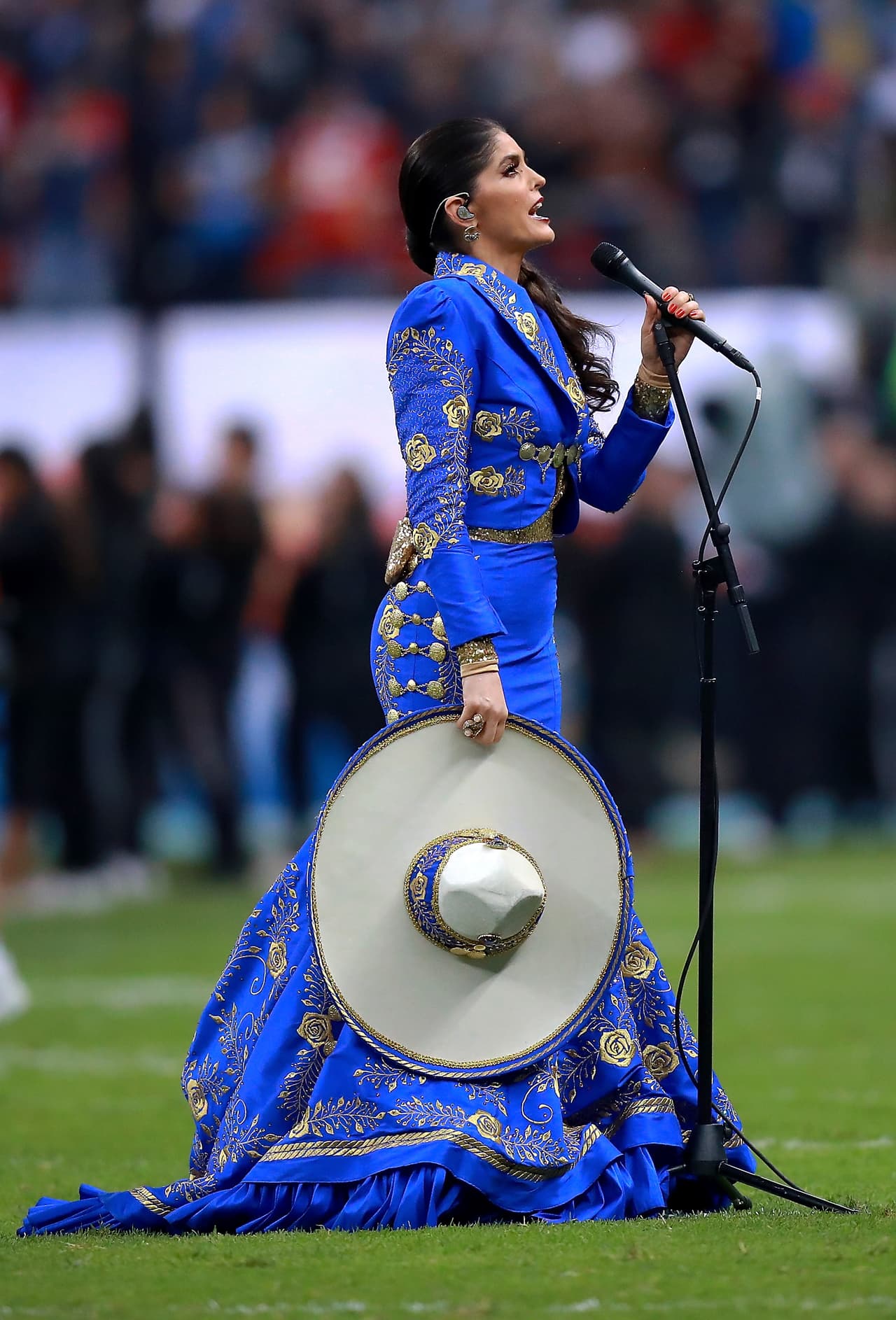 Y para ofrecer disculpas por algún que otro error que pueda llegar a cometer, como cambiarle una palabra al himno nacional en el Monday Night Football: "Teniendo la mejor intención pero sin dejar de lado la emoción de tener la responsabilidad de entonar nuestro hermoso himno nacional, y como lo dejo saber en el video, tuve una falta de ortografía al mencionar Olivo en lugar de Oliva. En otras palabras, mencioné el árbol y no el fruto, y aunque lamento el hecho, intenté dar de mí lo mejor, pues lo hice con el AMOR Y PASIÓN que me da la vida. Pido una disculpa de corazón a la instancia correspondiente y a quien haya ofendido".