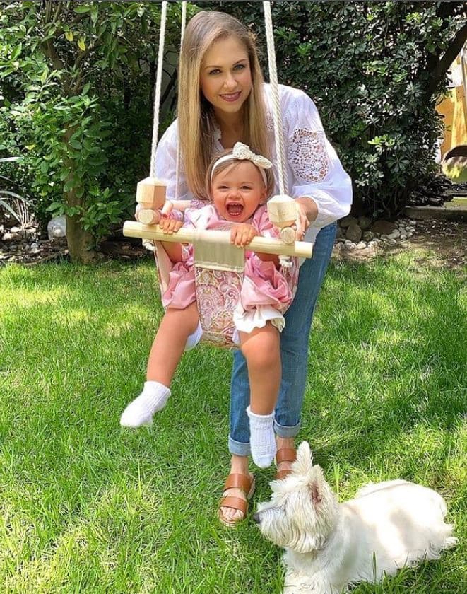 “Un dejo de tristeza y melancolía de ver que ha tenido que crecer encerrada, sin ver gente, sin convivir con otros niños, en una “nueva” normalidad”, escribió.