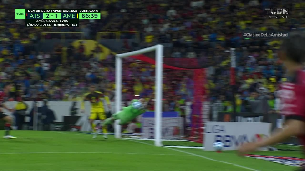 ¡Atajada enferma de Malagón! El arquero sacó ese balón en la línea