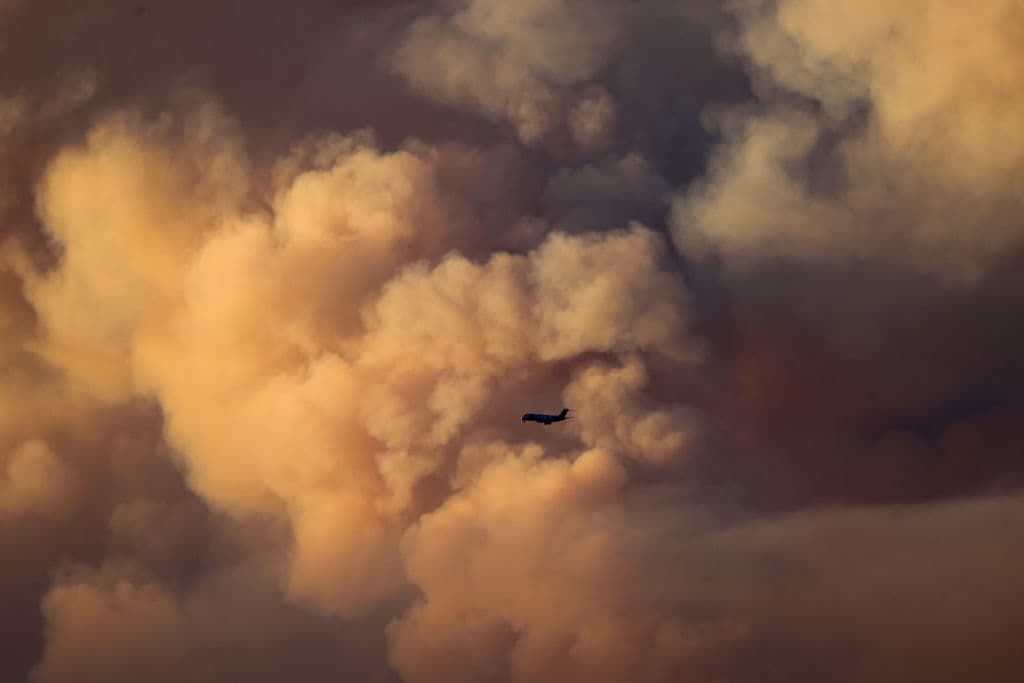 Uno de los aviones que arrojan líquido inininflamable casi se pierde en la inmensidad de las nubes pirocúmulo que generan este tipo de eventos.