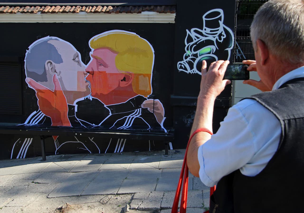 VILNIUS, LITUANIA.-
<b>Besos. </b>El mismo muro anterior, durante la campaña de 2016, mostraba a Trump y Putin besándose. La imagen emula el famoso beso fraternal entre el líder soviético
<b><a href="http://www.nytimes.com/1979/10/05/archives/brezhnev-arrives-in-east-germany-for-30th-anniversary-celebration.html" target="_blank">Leonid Brezhnev y el presidente de Alemania del Este Erich Honecker</a></b> en 1979, en el 30 aniversario de la creación de ese país.
