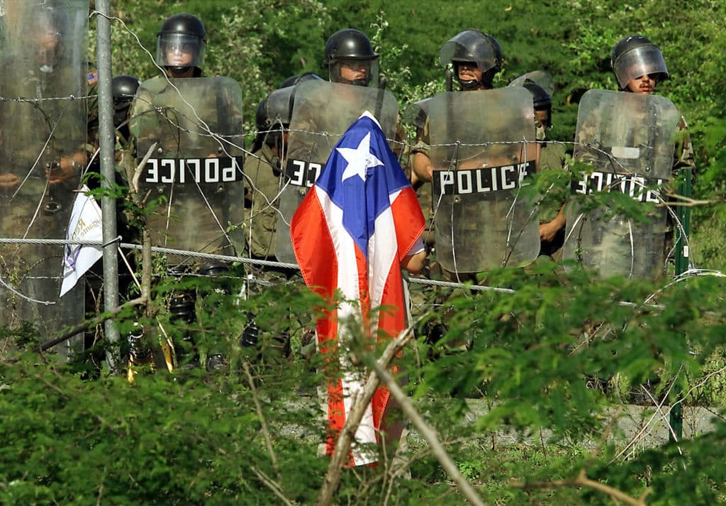 La muerte de Sanes Rodríguez desató protestas. En la foto de 2001, policías militares custodian una valla en lo que era la entrada principal de la base naval en Vieques.