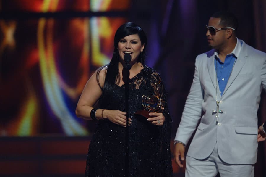 Olga Tañón tenía un brillo especial por su embarazo cuando subió al escenario de Premio Lo Nuestro para recoger el reconocimiento a Artista Femenina del Año, en la categoría Tropical y Artista Merengue del Año.