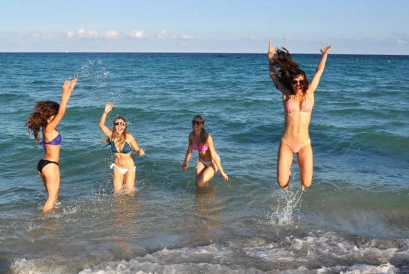 Las chicas de Nuestra Belleza Latina se escaparon a la playa y deleitaron a los caballeros con sus espectaculares curvas latinas.