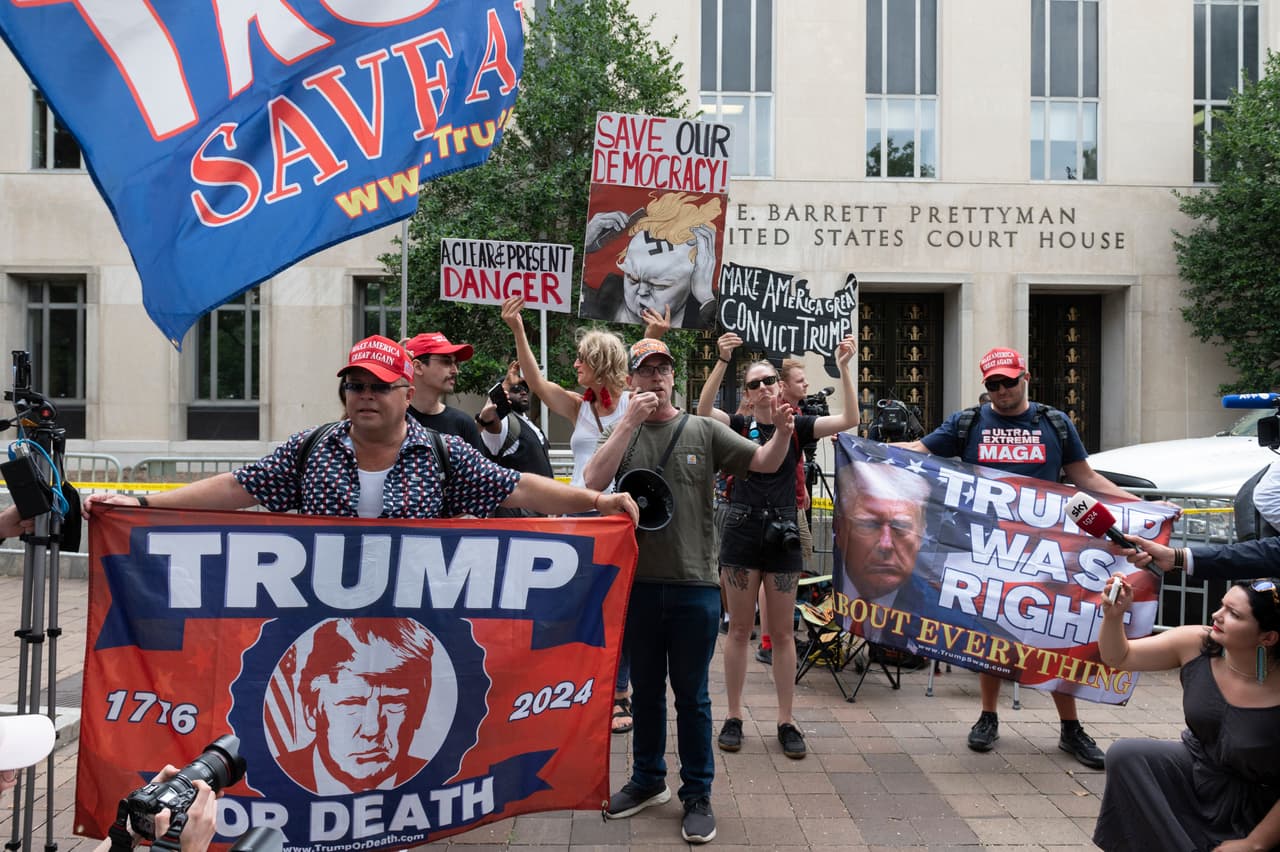 En Nueva York, fiscales estatales han acusado a Trump de falsificar registros contables relacionados con el pago para silenciar a una actriz porno que afirma que tuvo una relación extramarital con el empresario antes de los comicios de 2016. Ese juicio inicia a finales de marzo.