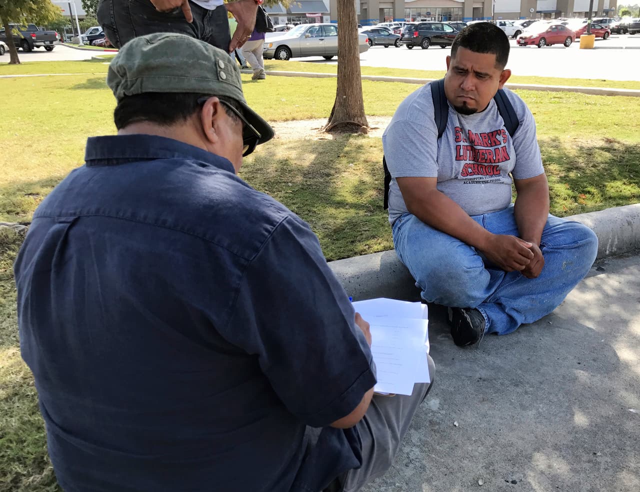 El jornalero guatemalteco Guillermo Miranda Vázquez (der) habla con el activista Francisco Pacheco sobre las condiciones de trabajo en Houston.